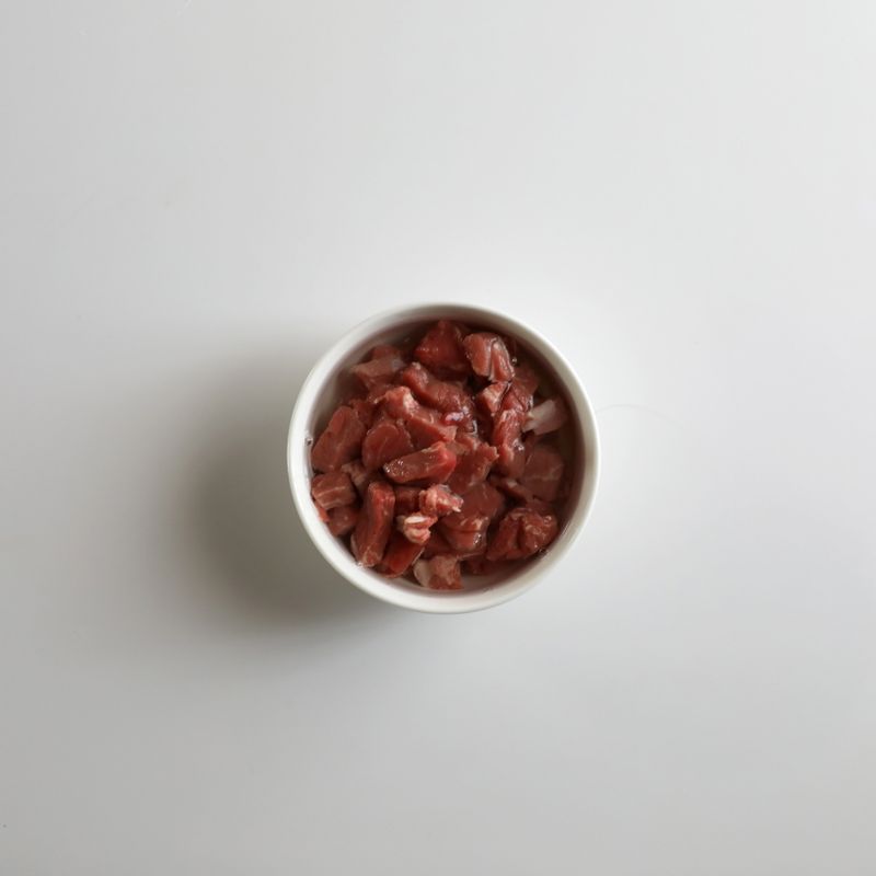 모둠버섯찌개을 위한 재료 이미지로 소고기 (양지살),느타리버섯,팽이버섯,표고버섯,양파 등으로 구성 되어있습니다.