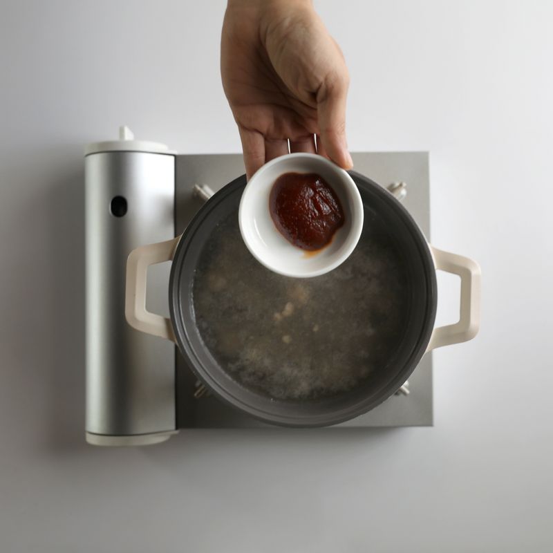 소고기가 익으면 물을 넣고 국간장, 고추장, 고춧가루, 마늘, 설탕, 된장을 넣어 5분 정도 끓여주세요.