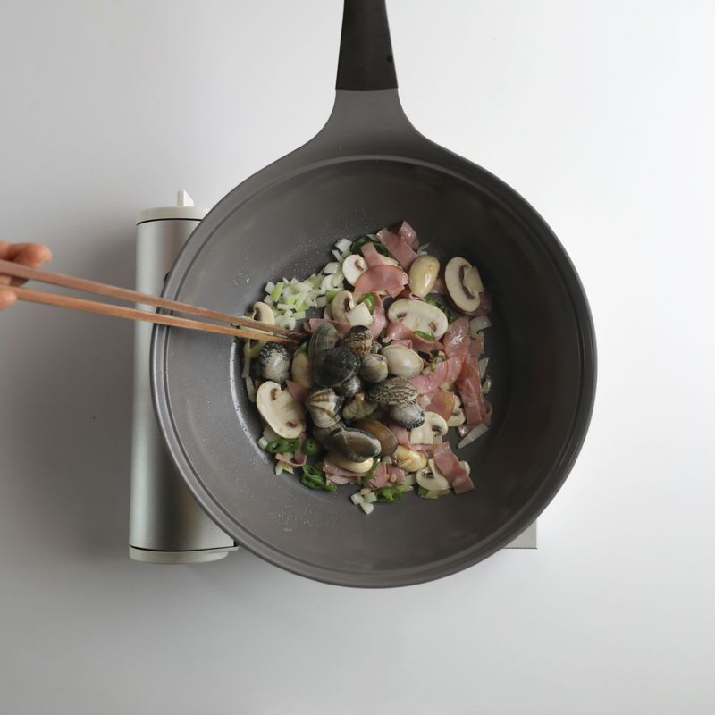 바지락크림파스타을 위한 재료 이미지로 바지락,양파,햄 (또는 베이컨),양송이버섯,청양고추 등으로 구성 되어있습니다.