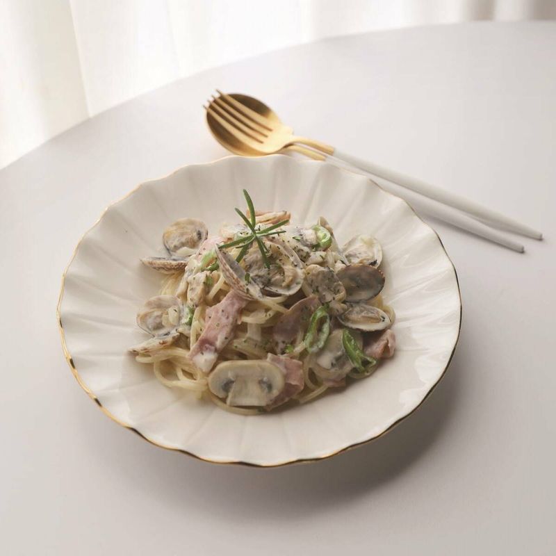 완성된 바지락크림스파게티를 접시에 담아 맛있게 즐겨보세요!