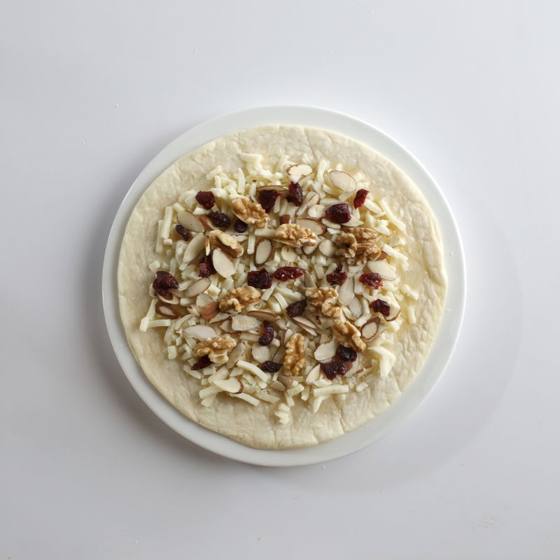 베리치즈피자을 위한 재료 이미지로 토르티야,건크랜베리,블루베리,아몬드,호두 등으로 구성 되어있습니다.