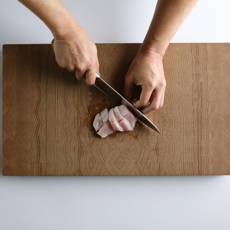 닭가슴살은 1.5cm 두께로 썰고, 청양고추, 홍고추는 어슷하게 썰고 양파는 채 썰고 대파는 송송 썰어주세요.