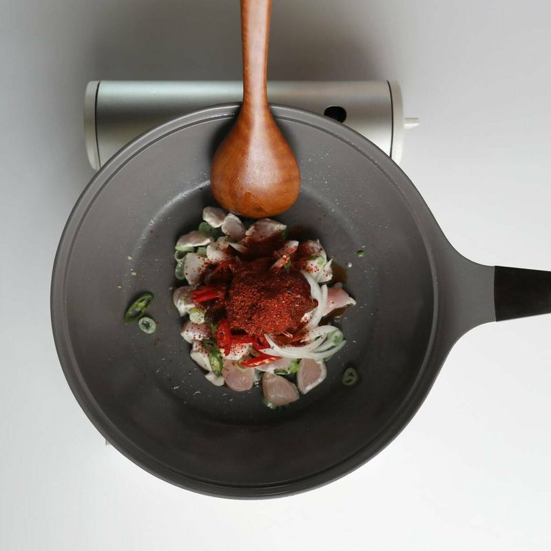 맛술, 고추장, 고춧가루, 마늘, 진간장, 굴소스, 올리고당, 설탕을 넣고 2~3분 정도 볶아주세요.