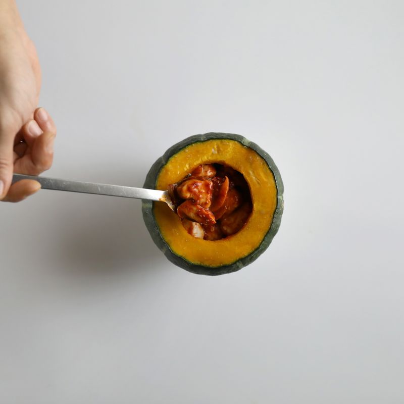 단호박 안에 순서 6의 불닭을 넣고 모짜렐라 치즈와 슬라이스치즈를 올린 뒤 180℃로 예열한 오븐에서 1분 30초 정도 익히거나 전자레인지에서 1분 30초 정도 익혀주세요.