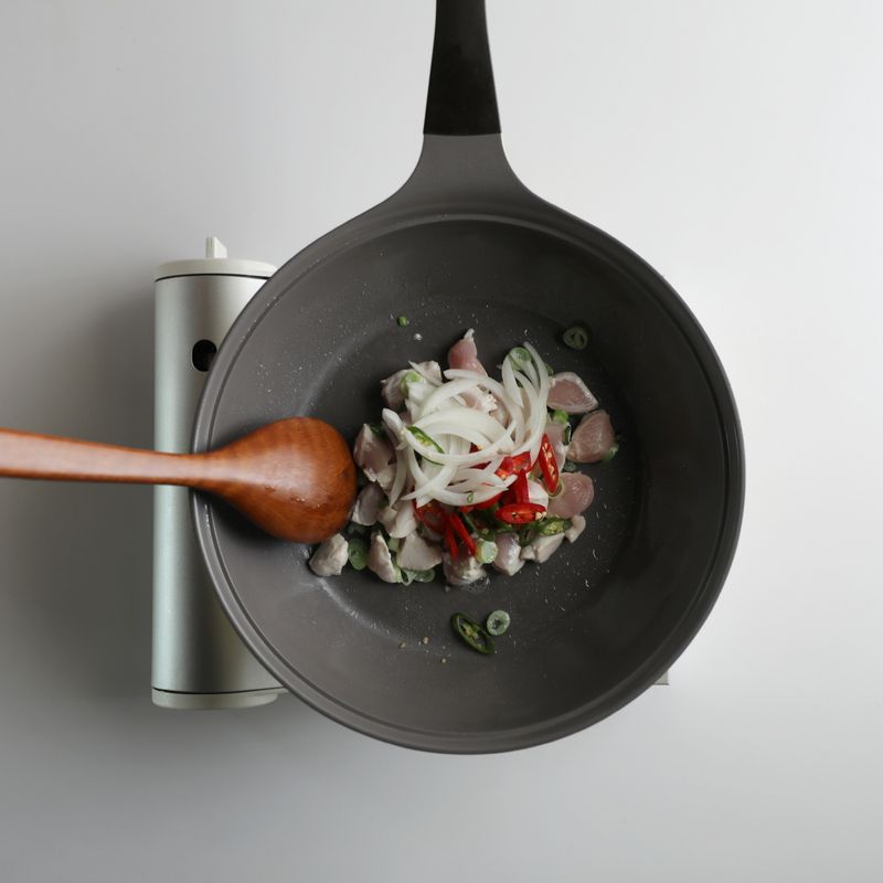 닭가슴살을 넣어 2분 정도 볶다가 양파, 청양고추, 홍고추를 넣어 30초 정도 볶아주세요.