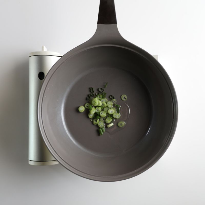 달군 팬에 식용유를 두르고 대파를 넣어 파기름을 내주세요.