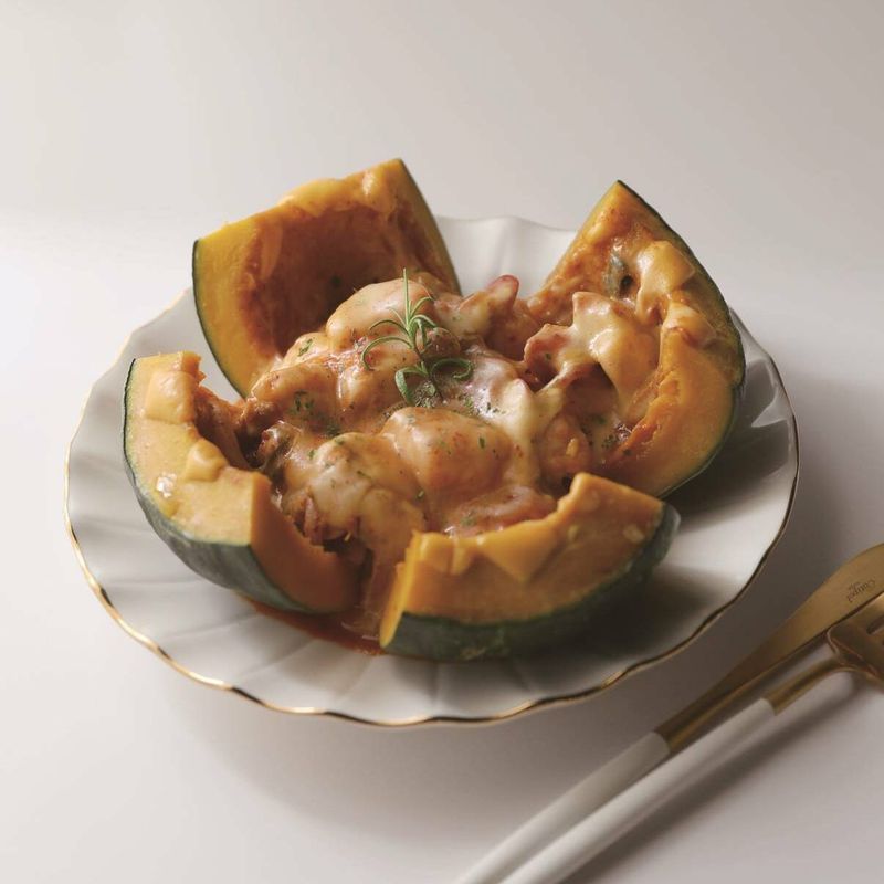 완성된 불닭치즈단호박찜을 그릇에 옮겨 담고 단호박을 먹기 좋게 잘라 펼친 후 맛있게 즐기세요!