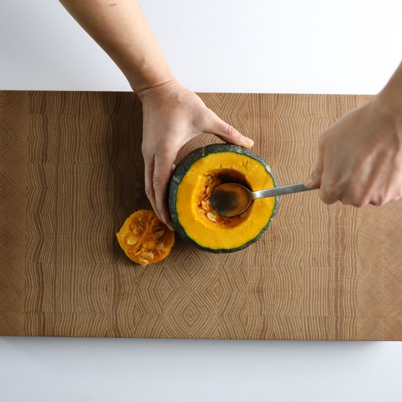 단호박 꼭지 부분을 자르고 숟가락으로 속을 판 뒤 전자레인지에서 3분 정도 익혀주세요.