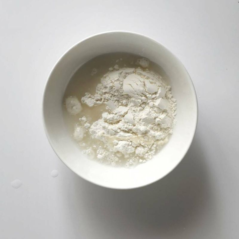 밀가루, 부침가루, 찬물, 소금, 후추를 섞어서 반죽을 만들어주세요.