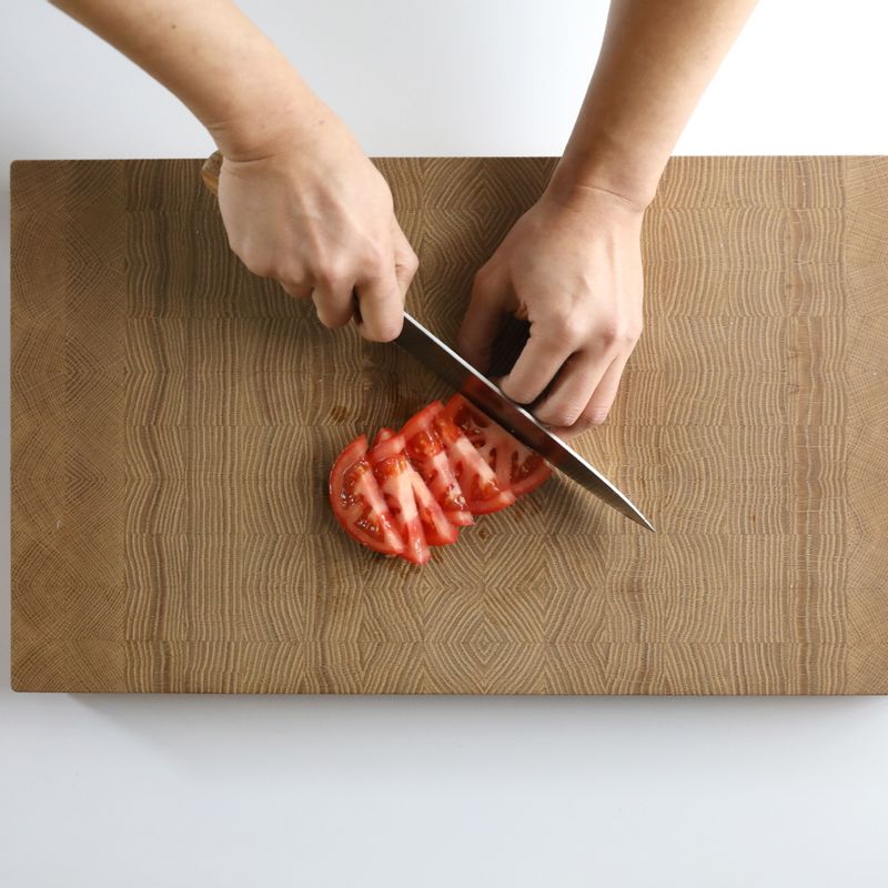 치커리는 4cm 크기로 썰고 토마토는 0.5cm 두께로 슬라이스하고 반으로 잘라주세요.