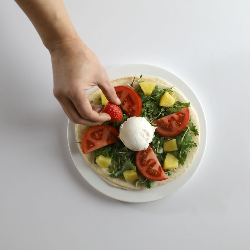 샐러드피자을 위한 재료 이미지로 토르티야,딸기,새싹채소,모짜렐라 치즈,치커리 등으로 구성 되어있습니다.