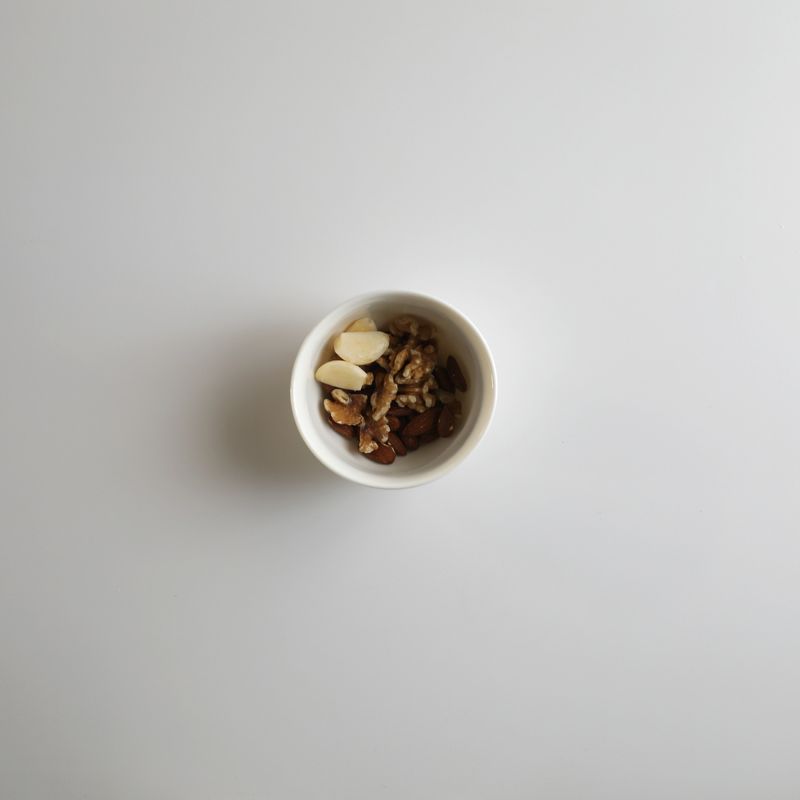 통마늘, 호두, 아몬드, 시금치를 믹서에 넣고 곱게 갈아주세요. 
*Tip. 수분이 없으면 곱게 갈기 힘들기 때문에 우유를 조금 넣고 갈아주세요.