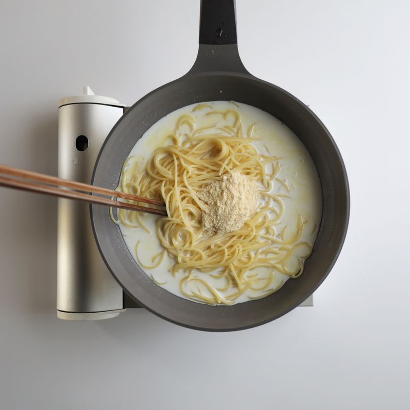 우유, 생크림, 파르메산치즈가루를 넣고 2분 정도 끓여주세요.