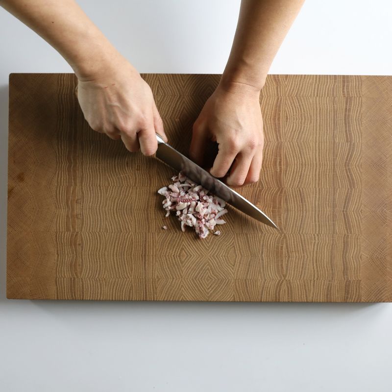 오징어는 끝부분에 칼집을 내고 껍질을 벗긴 후 냄비에 물을 끓이고 오징어를 넣어 1분 30초 정도 데친 뒤 체에 밭쳐 물기를 빼주고 잘게 다져 주세요. 당근, 양파, 파도 함께 잘게 다져주세요.