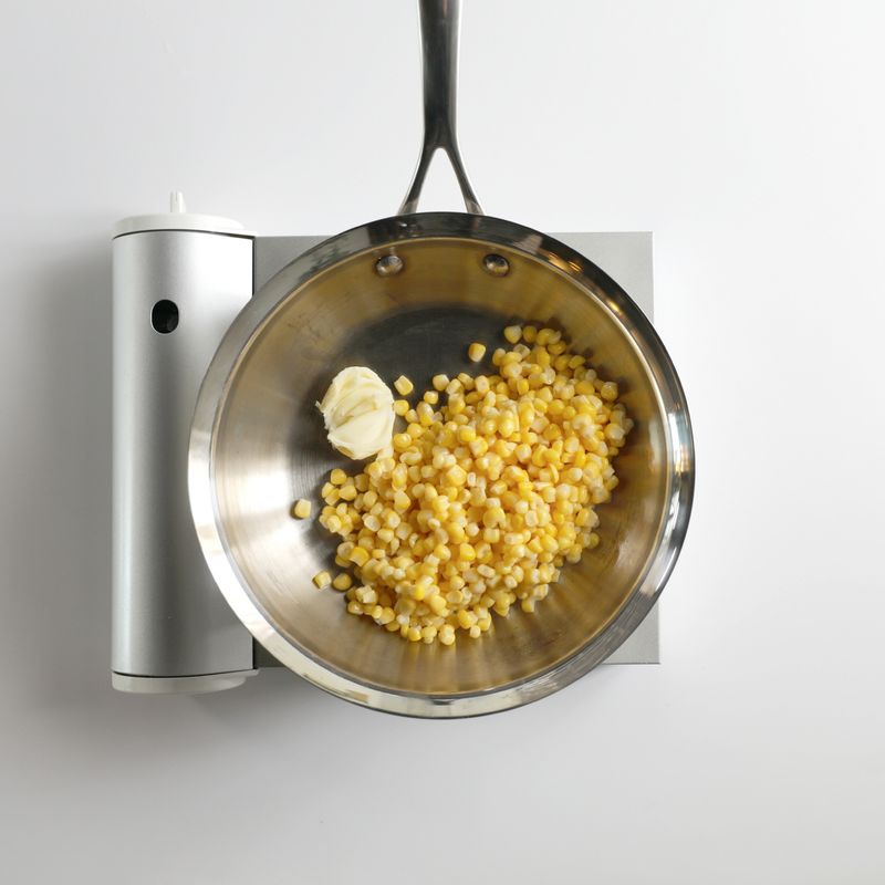 달군 팬에 버터를 두르고 옥수수콘을 넣어 3분 정도 볶아주세요.