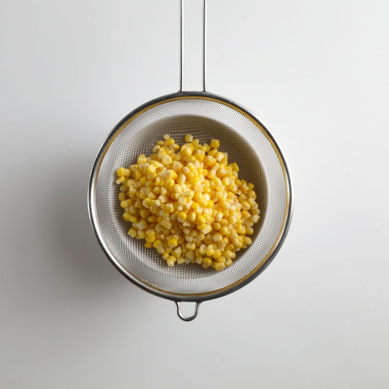 옥수수콘은 헹군 뒤 체에 밭쳐 물기를 빼주고 토마토는 0.5cm 크기로 깍둑썰기 해주세요.