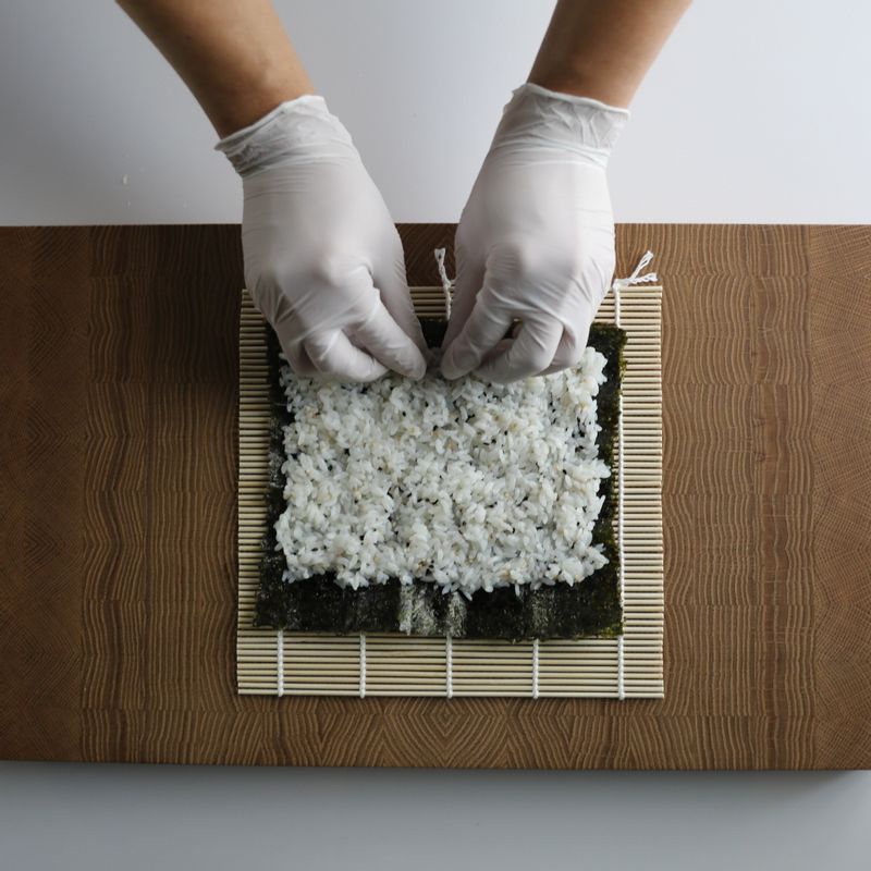 김밥 김을 깔고 밥을 주먹 크기만큼 올린 뒤 얇게 펴주세요.