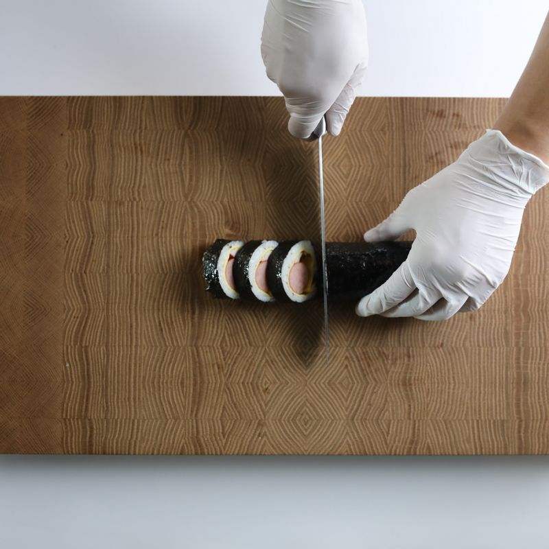 김밥 표면과 칼에 참기름을 바르고 먹기 좋은 크기로 잘라주세요.