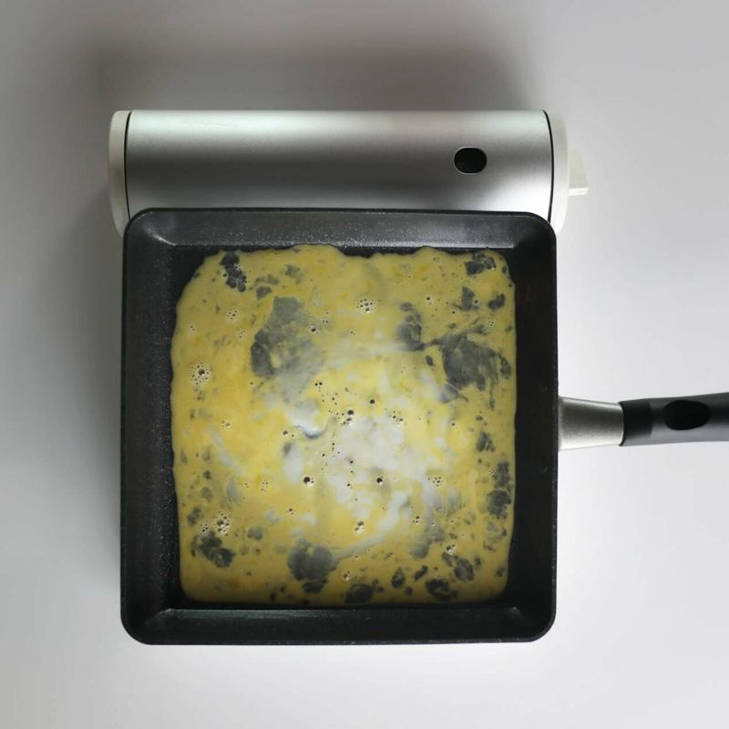 달군 팬에 식용유를 두르고 잘 푼 달걀을 넣어 약불에서 달걀지단을 만들어주세요.