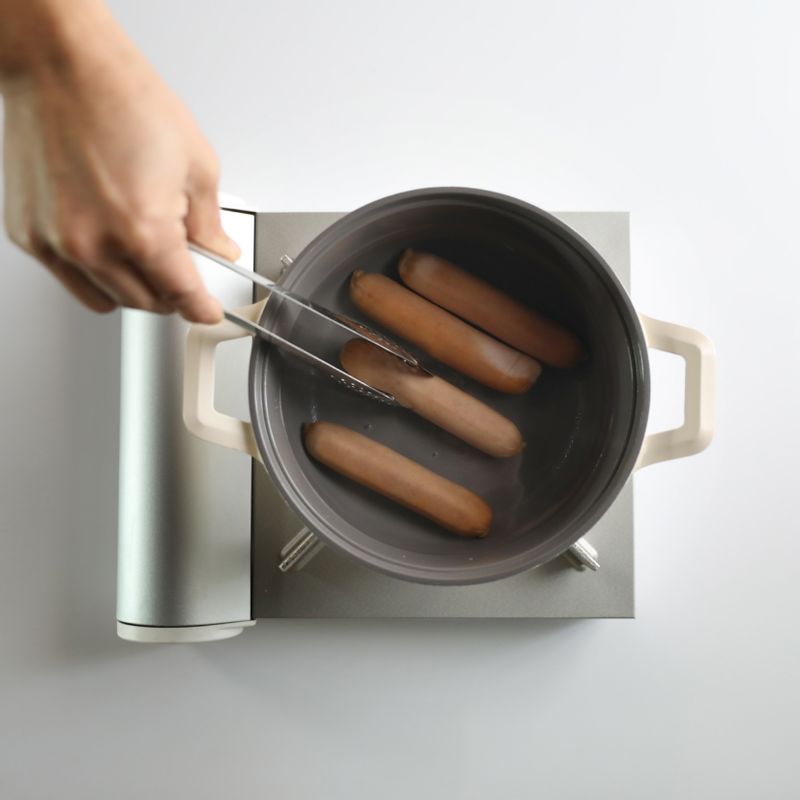 냄비에 물을 절반 정도 담고 끓인 뒤 프랑크소시지를 넣고 1분 정도 데쳐주세요.
*Tip. 소시지를 데치면 첨가물과 나트륨이 제거되어 맛이 더 깔끔해져요. 오래 데치면 터질 수 있으니 1분만 데치고 칼집을 내주세요.