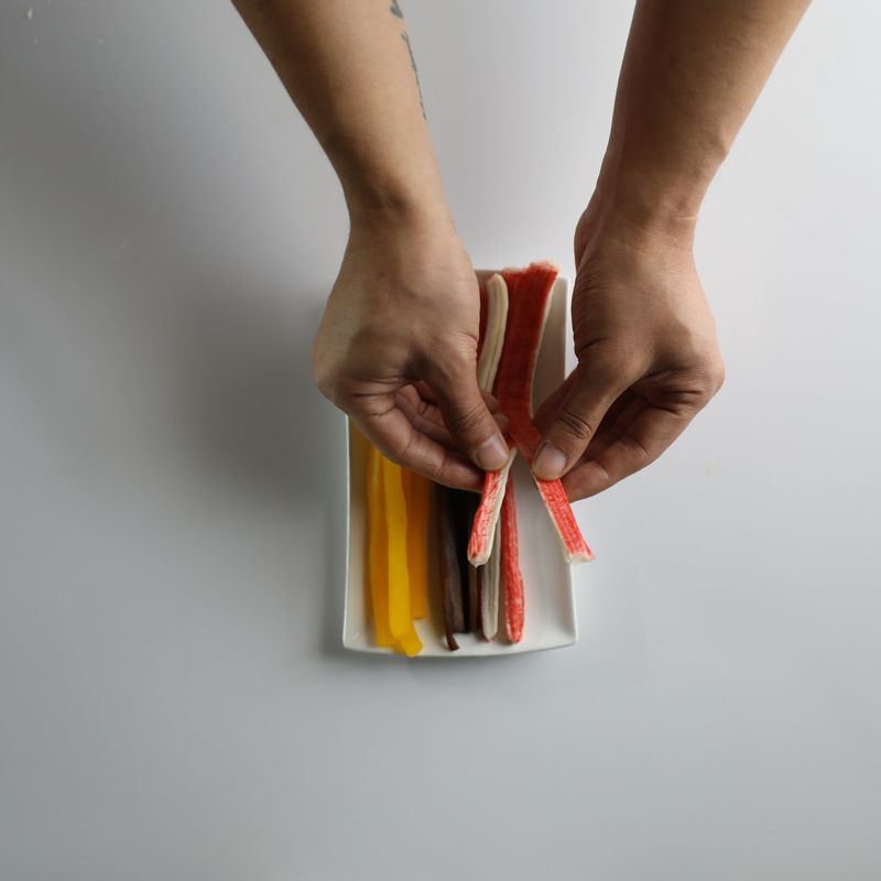 단무지와 조림우엉은 적당한 크기로 길게 자르고 맛살은 반으로 갈라주세요.