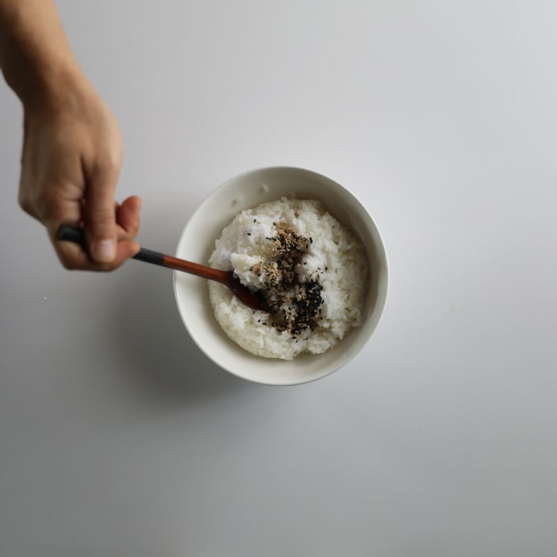 밥에 소금, 설탕, 식초, 깨, 참기름을 넣고 잘 섞어주세요.