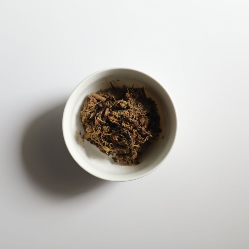 제주식 고사리육개장을 위한 재료 이미지로 닭,물,고사리,고춧가루,대파 등으로 구성 되어있습니다.