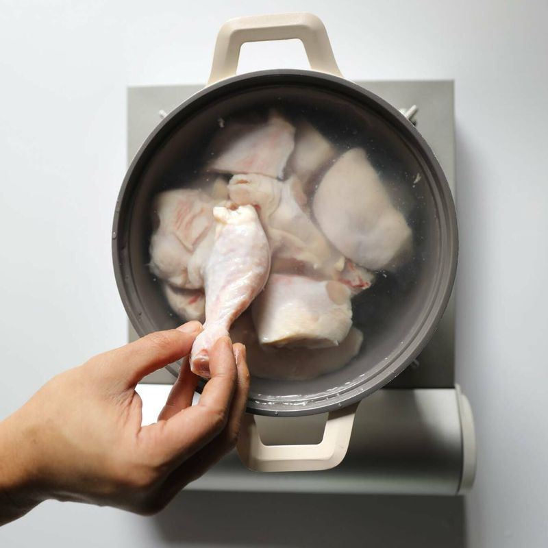 냄비에 닭, 물을 넣어 30분 정도 삶은 뒤 닭을 꺼내 살을 잘게 발라주세요. 이 때 닭을 삶은 물은 버리지 않아요.