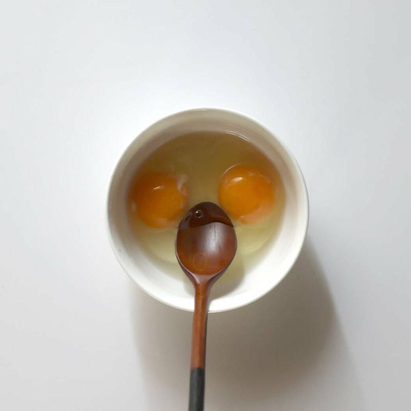 그릇에 달걀을 부드럽게 풀어주세요.