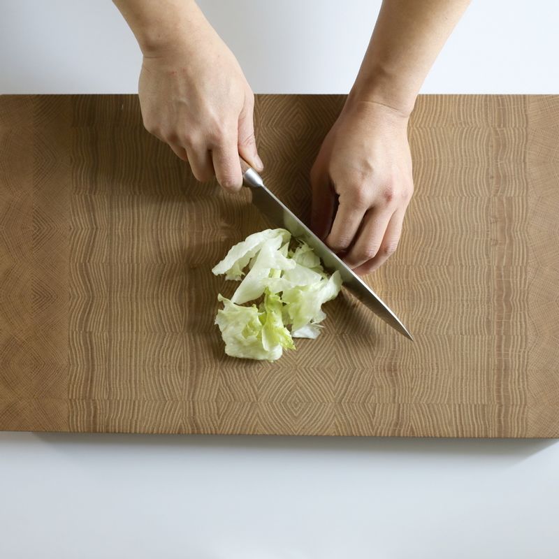 양상추는 5cm 크기로 썰고 토마토는 1cm 두께로 슬라이스한 뒤 2등분해주세요.