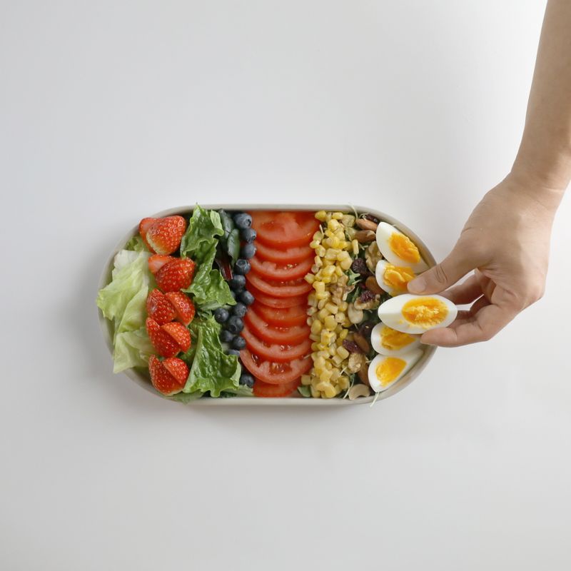 달걀, 치커리, 양상추, 새싹채소, 토마토, 딸기, 블루베리, 새싹채소, 옥수수콘을 그릇에 차곡차곡 담고 요거트드레싱을 뿌리면 완성이예요!