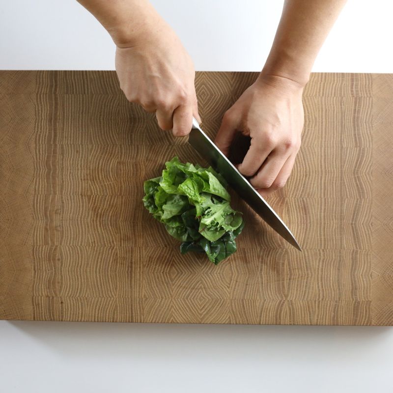 치커리와 양상추는 4cm 크기로 썰고 토마토는 1cm 두께로 슬라이스한 뒤 반으로 잘라주세요.