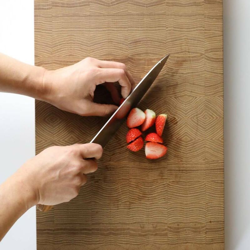 딸기는 2등분하고 블루베리, 새싹채소, 옥수수콘은 씻어서 물기를 빼주세요.