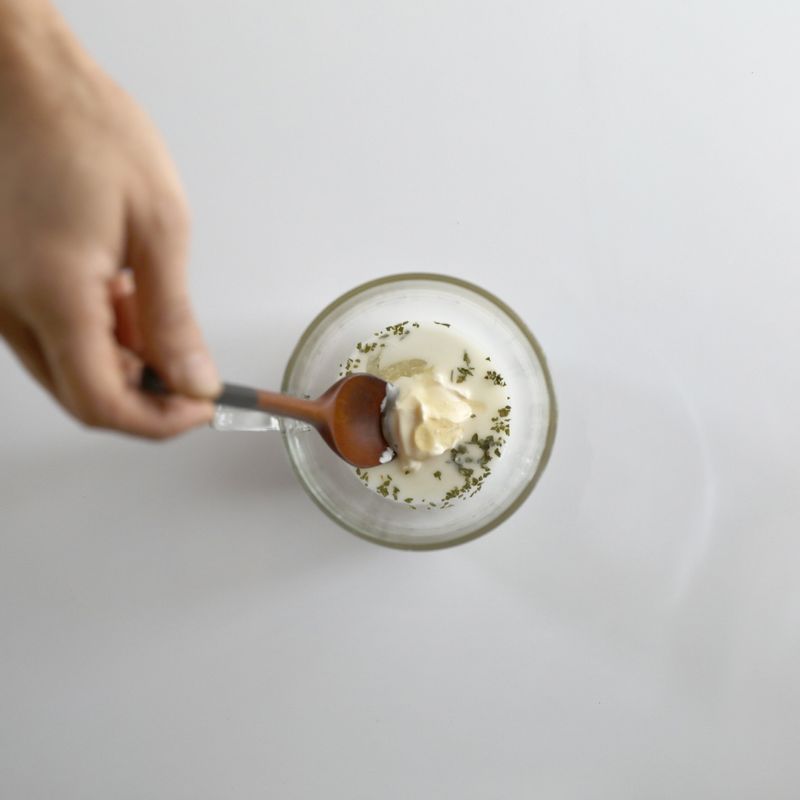 분량의 재료를 골고루 섞어 요거트드레싱을 만들어주세요.