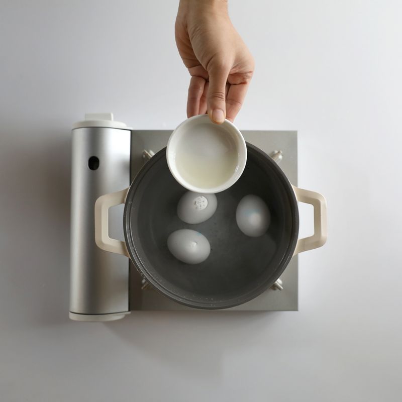 달걀, 물, 식초, 소금을 냄비에 넣고 7~10분 정도 삶아주세요.
*Tip. 7분 정도 삶으면 촉촉한 반숙, 8분 정도 삶으면 살짝 촉촉한 반숙이 됩니다. 완숙은 10분 정도 삶아주세요.