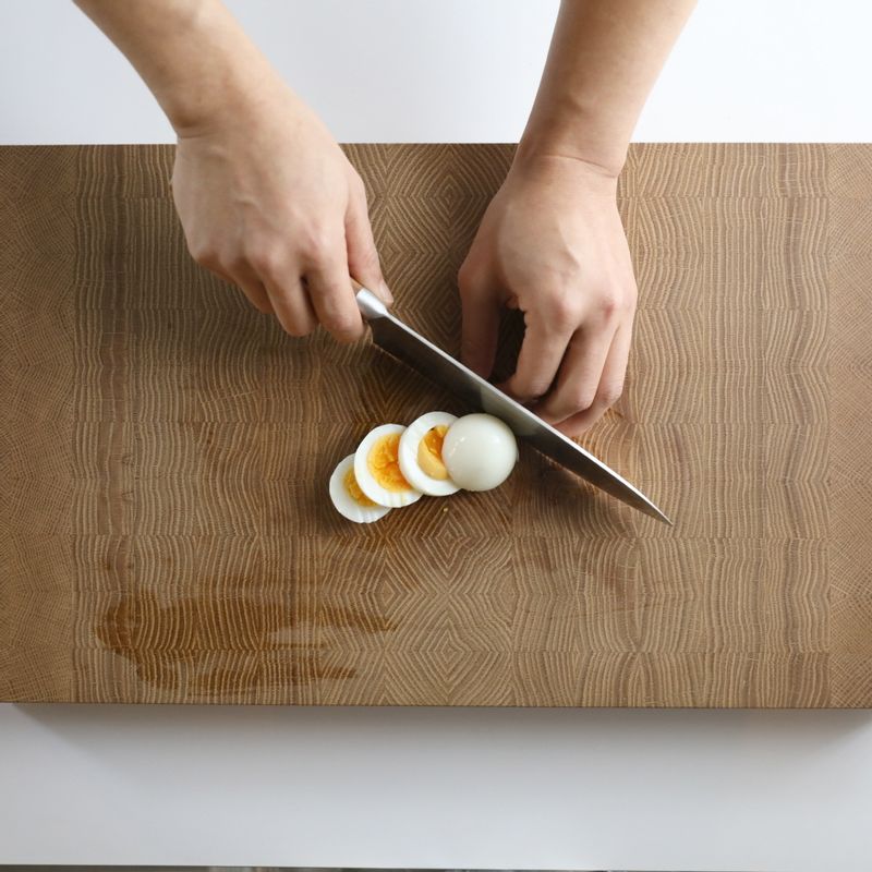 삶은 달걀을 1.5cm 두께로 슬라이스해주세요.