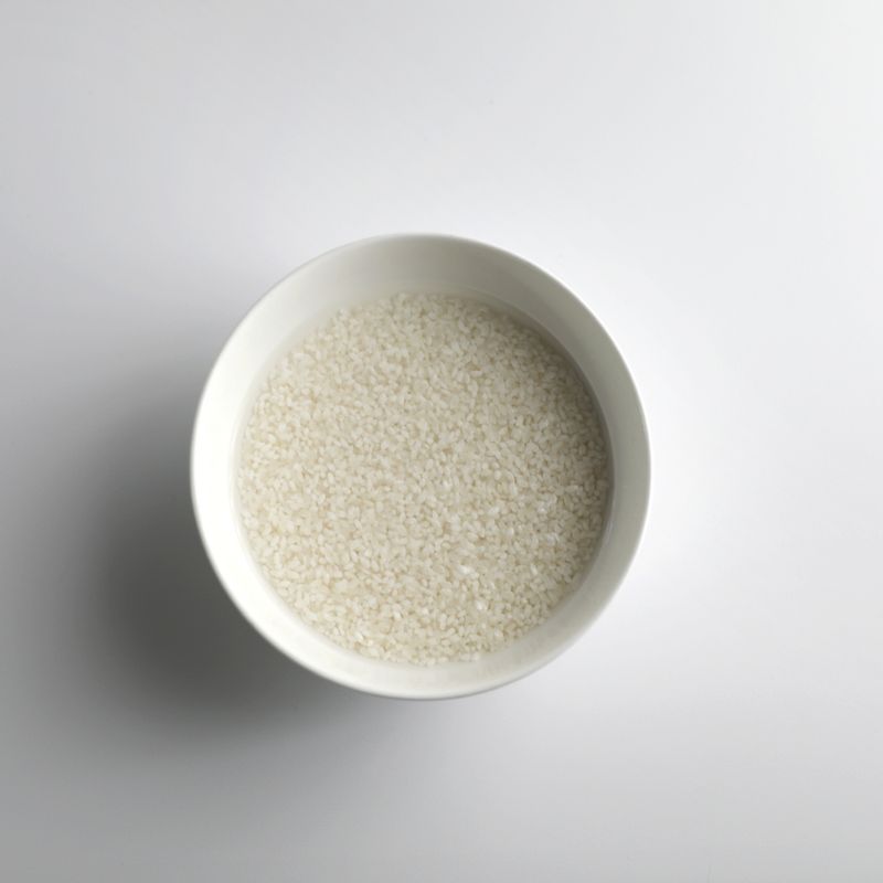 쌀을 잘 씻고 물을 가득 담아 30분 정도 불려주세요.