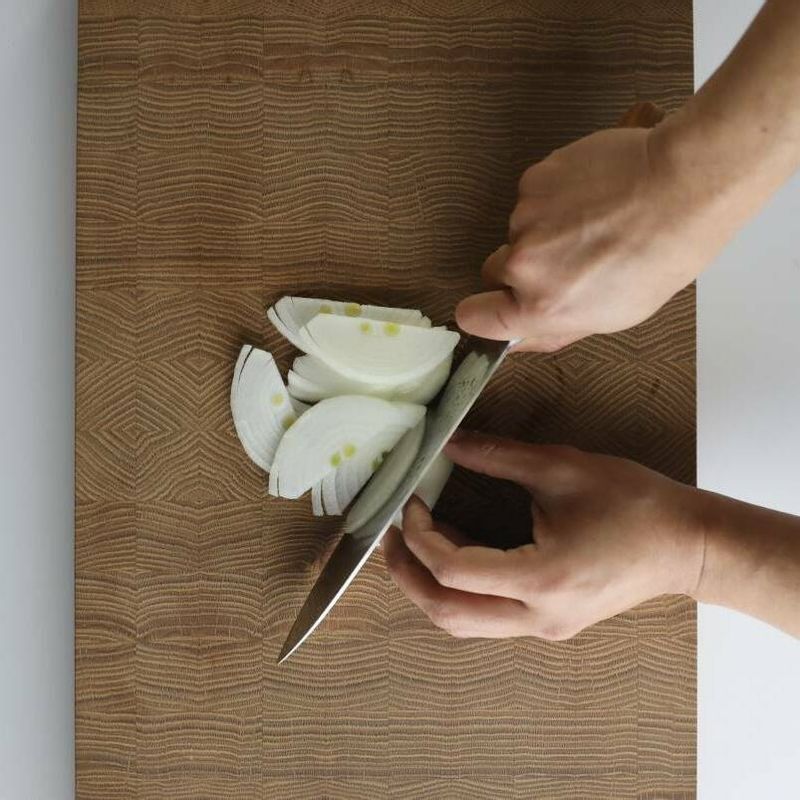 깻잎은 4cm 크기로 썰고 대파와 청양고추는 어슷하게 썰고 양파는 채썰어주세요.