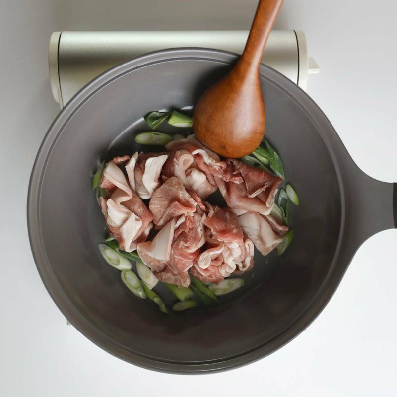 파 향이 올라오면 돼지고기를 넣고 1분 정도 볶아주세요.