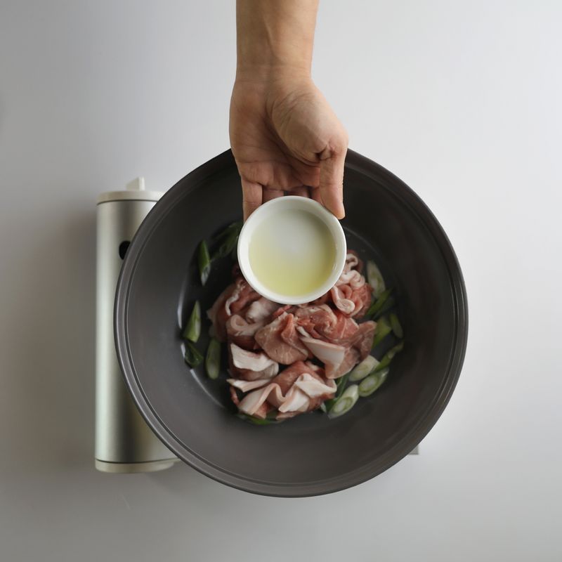 설탕, 맛술, 후추를 넣고 2분 정도 더 볶아주세요.