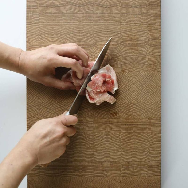 돼지고기는 5cm 크기로 자르고 콩나물은 손질해주세요.
*Tip. 돼지고기 부위는 삼겹, 목살, 앞다리살, 뒷다리살 모두 괜찮지만 목살이 담백하고 맛있어요!