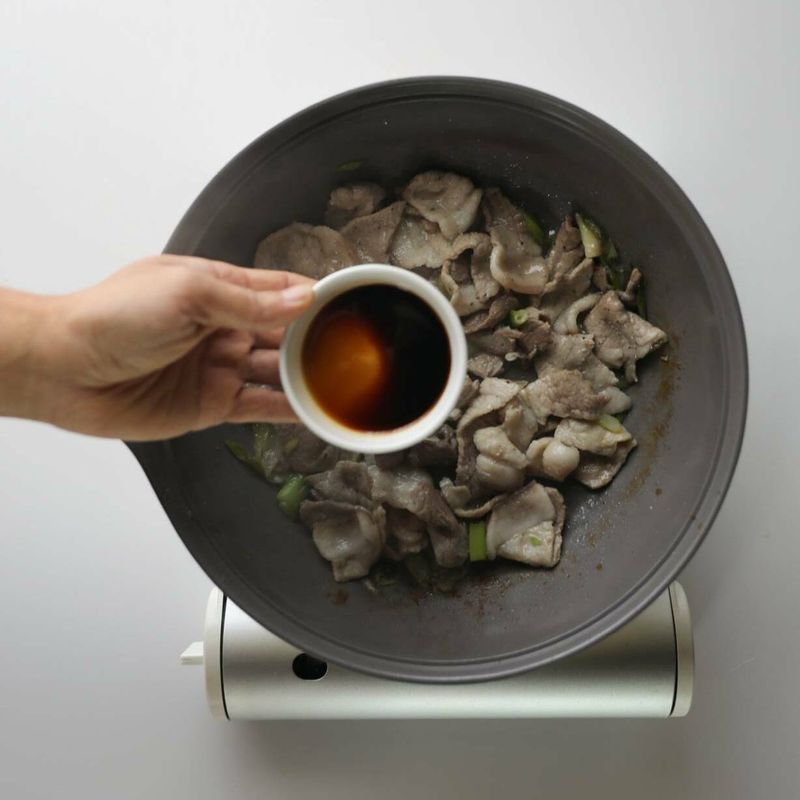 돼지고기가 다 익으면 고추장, 고춧가루, 진간장, 마늘을 넣고 1분 정도 볶아주세요.