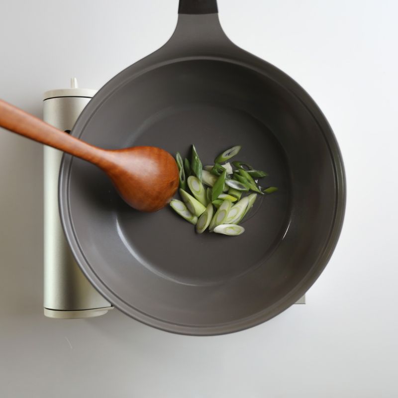 달군 팬에 식용유를 두르고 대파를 넣어 파기름을 내주세요.