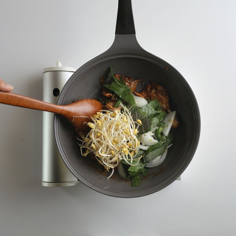 콩나물, 깻잎, 양파, 청양고추를 넣고 콩나물의 숨이 죽을 때까지 2분 정도 더 볶아주세요.