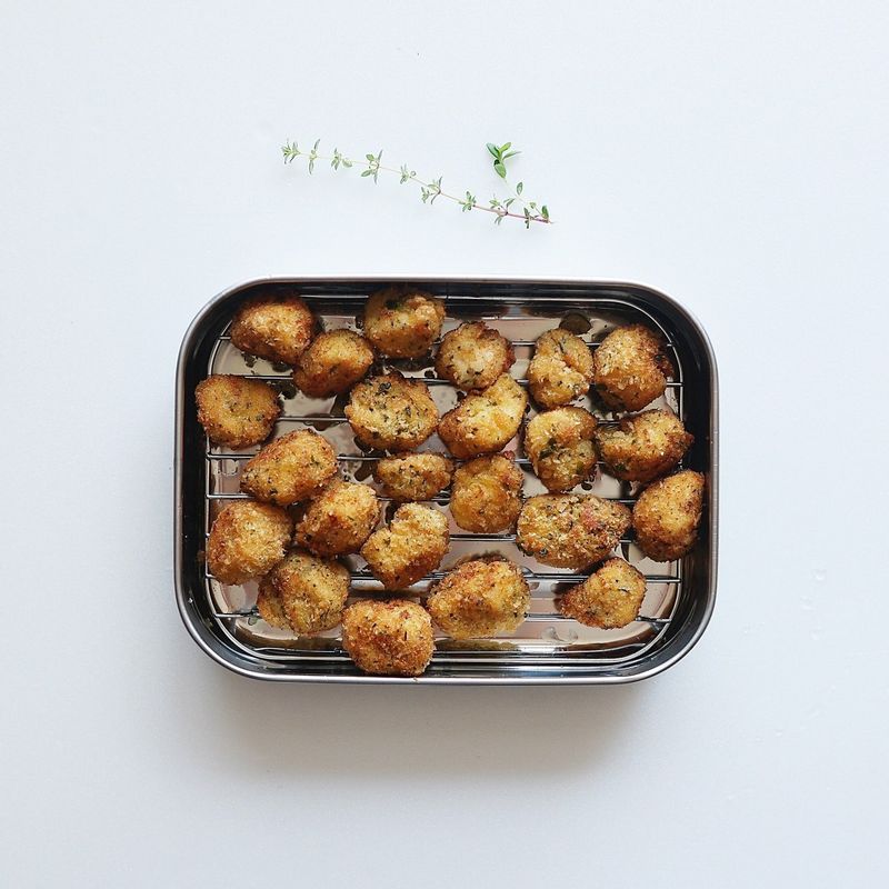 팬에 식용유를 넉넉히 두르고 160~170도로 달군 후 닭고기를 한 번 튀깁니다. 잠깐 기름을 빼고 센 불에서 한 번 더 노릇하게 튀겨주세요.