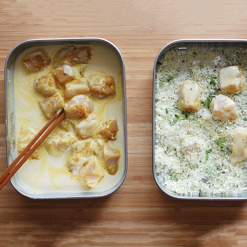 튀김반죽 1,2를 각각 넓은 볼에 섞어둡니다. 닭고기에 튀김 반죽 1을 골고루 입힌 후 2에 넣고 가볍게 누르면서 튀김옷을 입혀주세요.