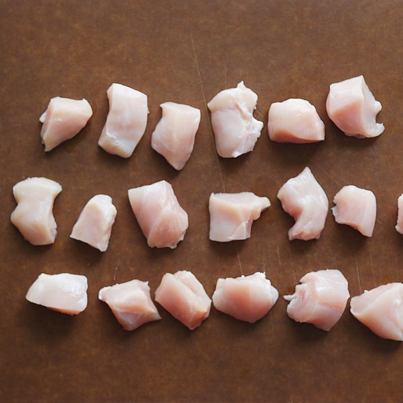 볼에 우유와 물을 각각 반 컵씩 붓고 닭고기를 10분간 담갔다가 씻은 후 작게 깍둑썰기합니다.