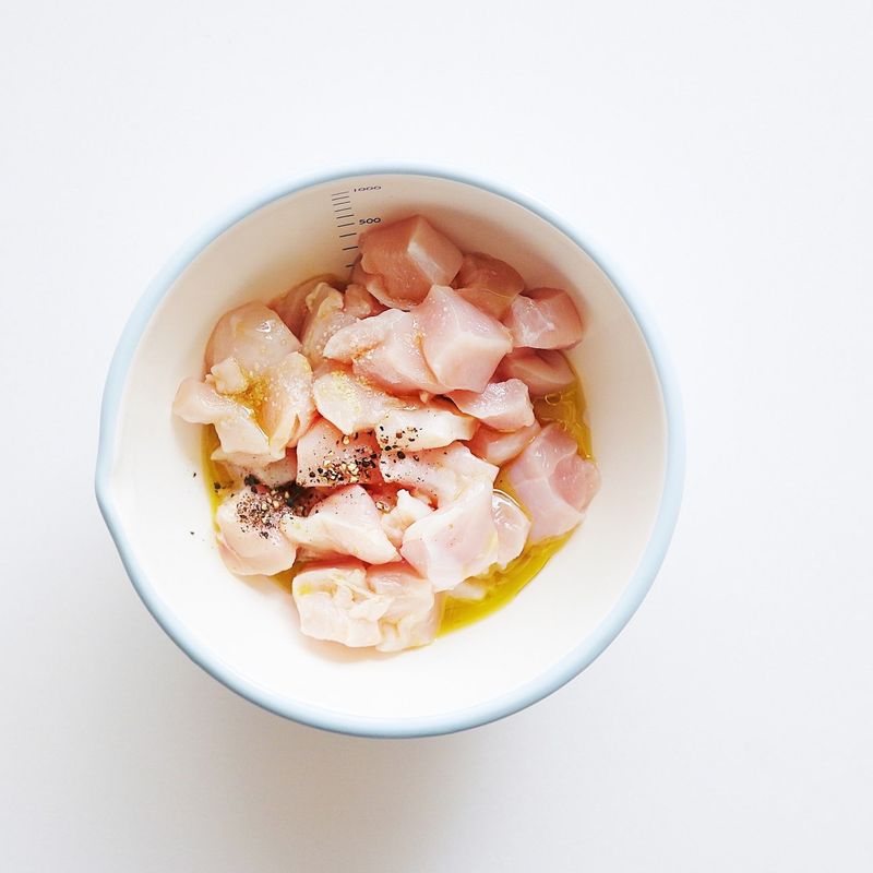 닭고기를 밑간 재료에 10분간 재워주세요.