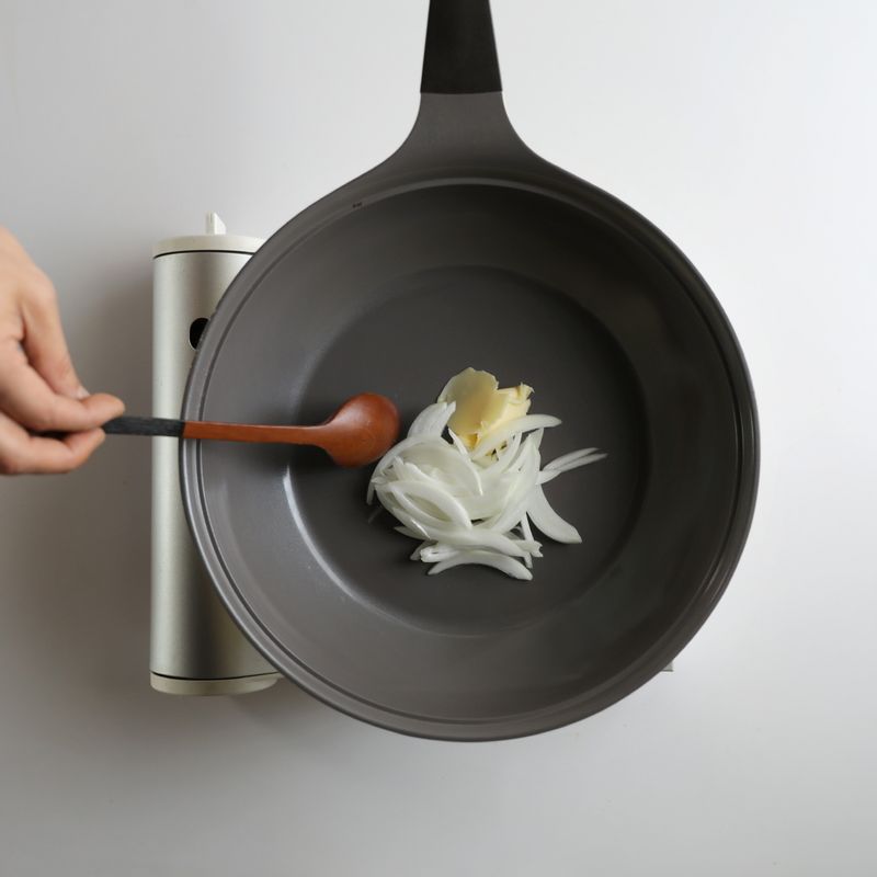 달군 팬에 양파, 버터를 넣고 양파가 갈색이 될 때까지 4분 정도 볶아주세요.