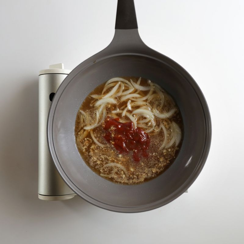 물, 진간장, 식초, 설탕, 케첩, 우유, 후추를 넣어 팔팔 끓이고 끓기 시작하면 2분 정도 더 끓여주세요.